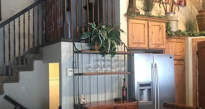 20min to Ski Resorts, Full Kitchen, Outdoor Hot Tub, close to Dinning & Shopping