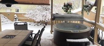 20min to Ski Resorts, Full Kitchen, Outdoor Hot Tub, close to Dinning & Shopping