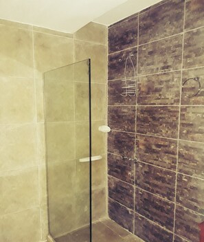 Familienapartment | Badezimmer | Dusche, Regendusche, Bidet, Handtücher