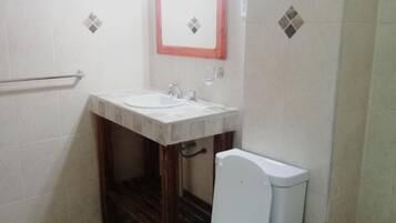 Douche, douche à « effet pluie », bidet, serviettes fournies