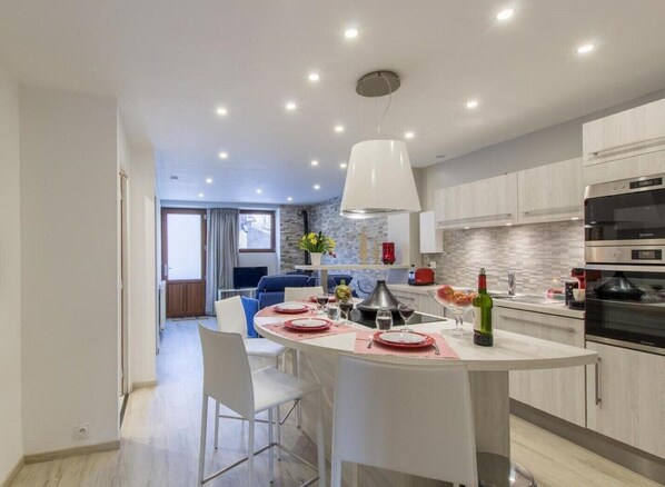 Jääkaappi, mikroaaltouuni, uuni, liesi