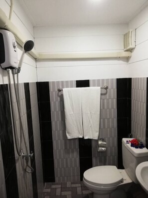 ห้องดีลักซ์ | ห้องน้ำ | ฝักบัว, เรนชาวเวอร์, ของใช้ในห้องน้ำฟรี, ผ้าเช็ดตัว