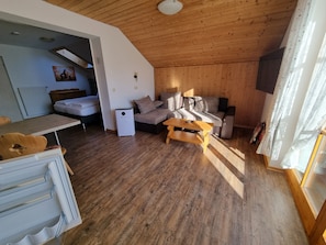 Appartement (3) | Aire de séjour | Téléviseur à écran plat de 32 po avec télévision par satellite