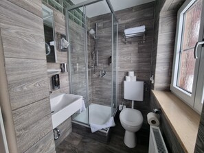 Apartemen (1) | Kamar mandi | Shower, perlengkapan mandi gratis, pengering rambut, dan handuk