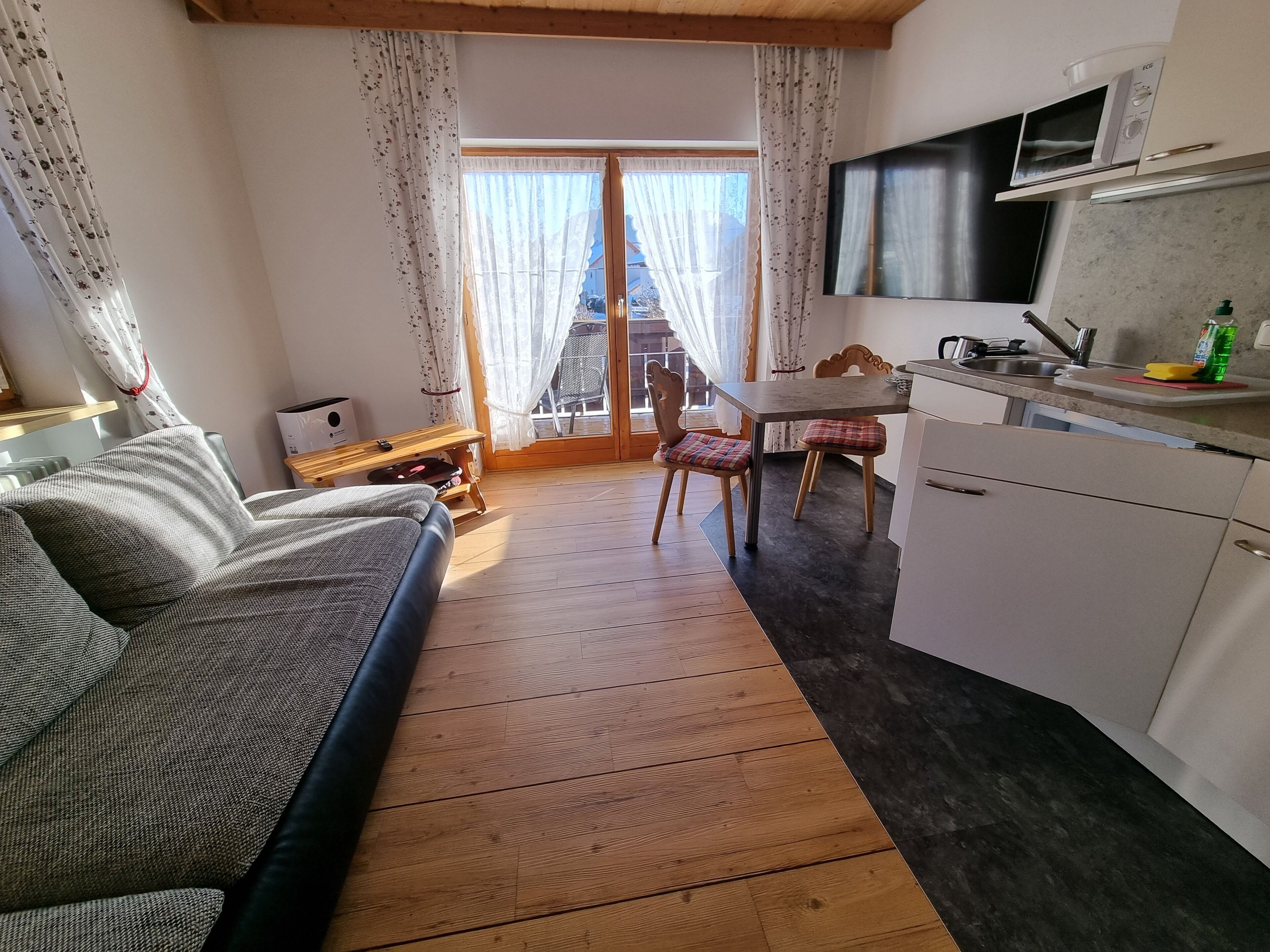 Apartment (1) | Living area | 32-inch flat-screen TV with satellite channels, TV