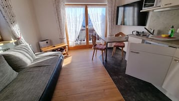 Apartment (1) | Living area | 32-inch flat-screen TV with satellite channels, TV