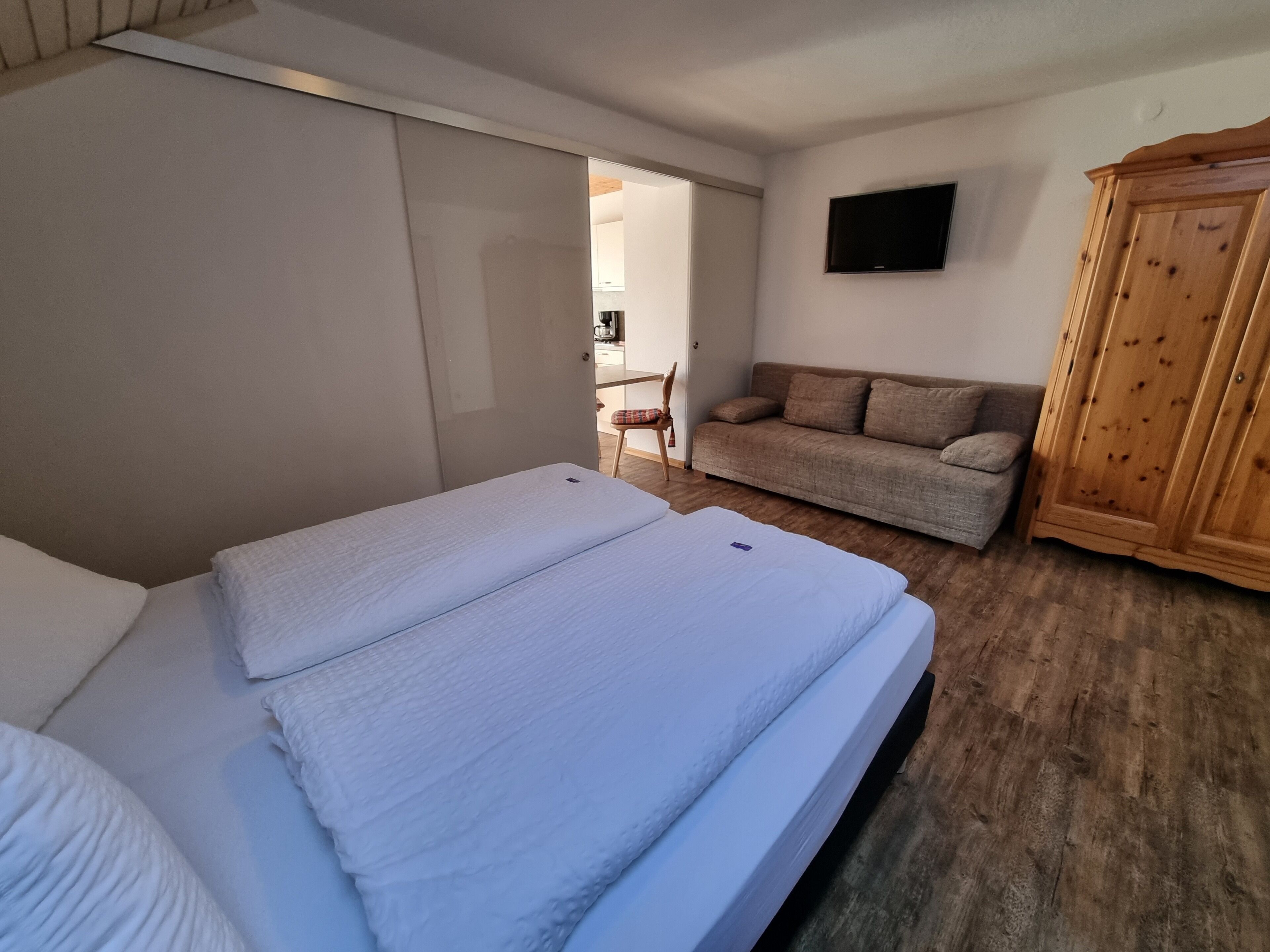 apartman (3) | Hipoallergén ágynemű, egyedi dekoráció, egyedi berendezés és íróasztal