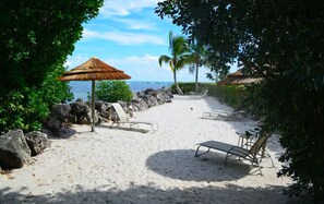 Plage, chaises longues, serviettes de plage