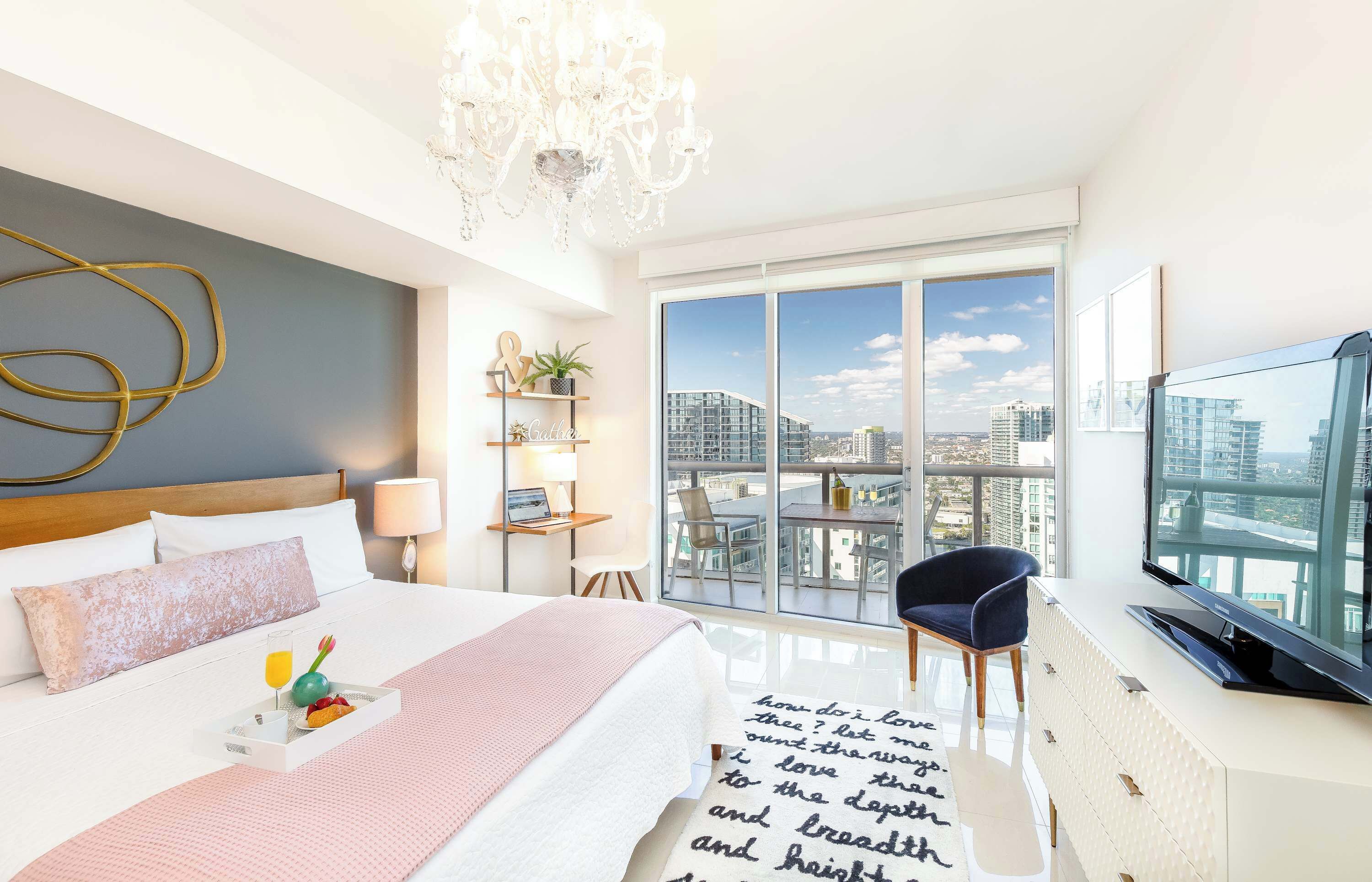 1 habitación, cortinas blackout y tabla de planchar con plancha 