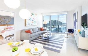 TV connectée, livres, services de streaming, espaces bureaux