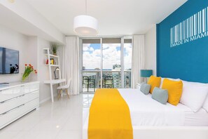 Iron/ironing board, travel crib, WiFi, bed sheets - MVR - Luxury Stay with Spa & Views (Miami)