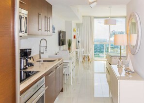 Fridge, microwave, oven, stovetop - MVR - Luxury Stay with Spa & Views (Miami)