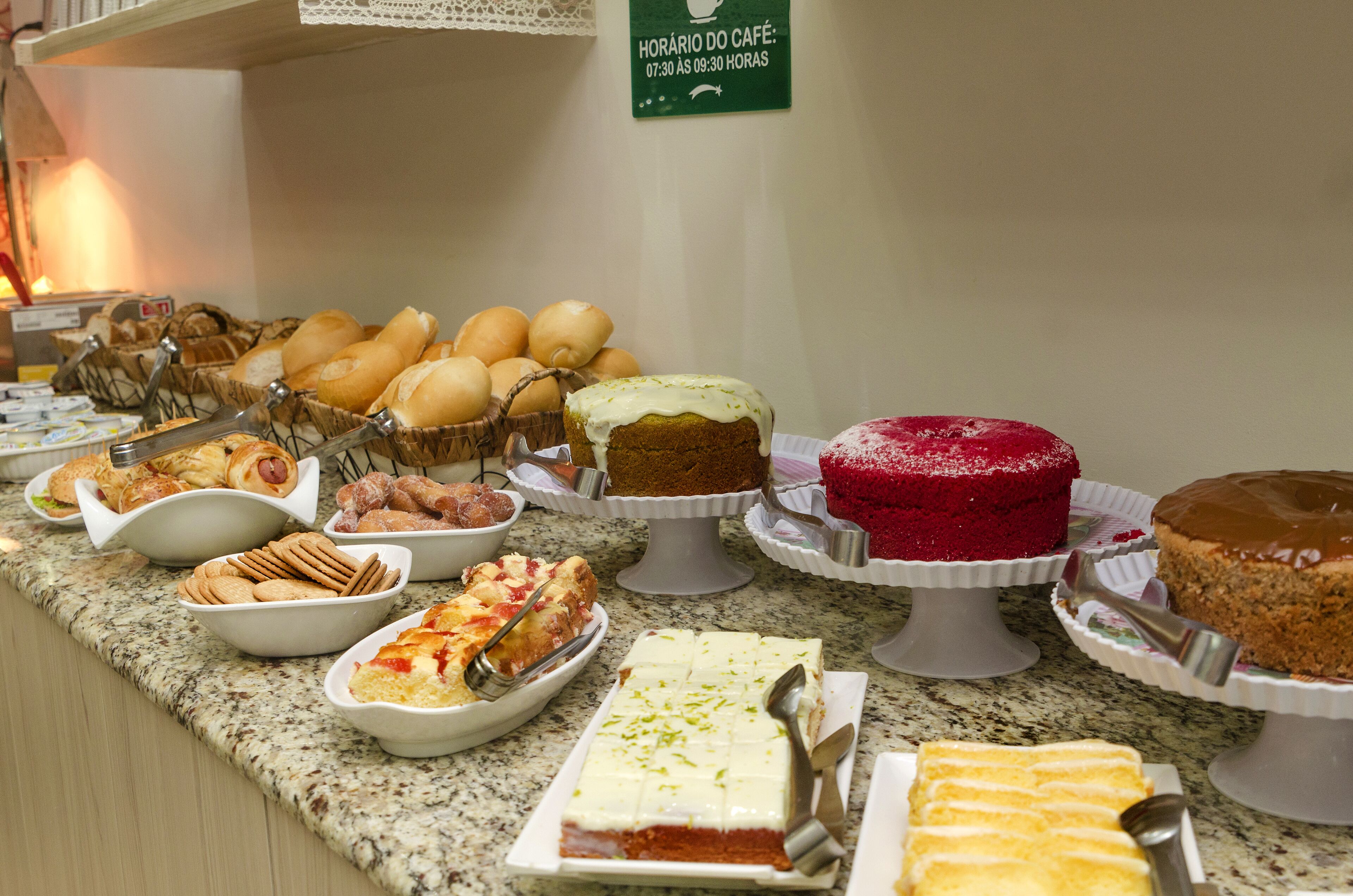 Um buffet com diversos doces e pâtisseries.