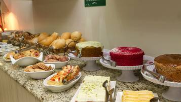 Um buffet com diversos doces e pâtisseries.