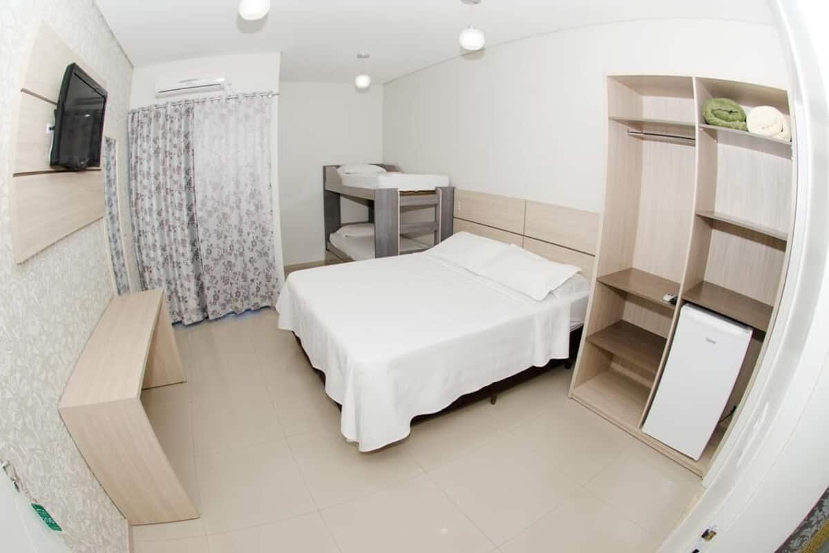 Quarto quíntuplo | Desk, WiFi (free), bed sheets