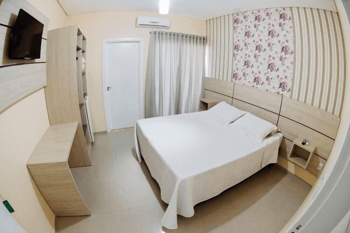 Escritorio, wifi gratis, ropa de cama