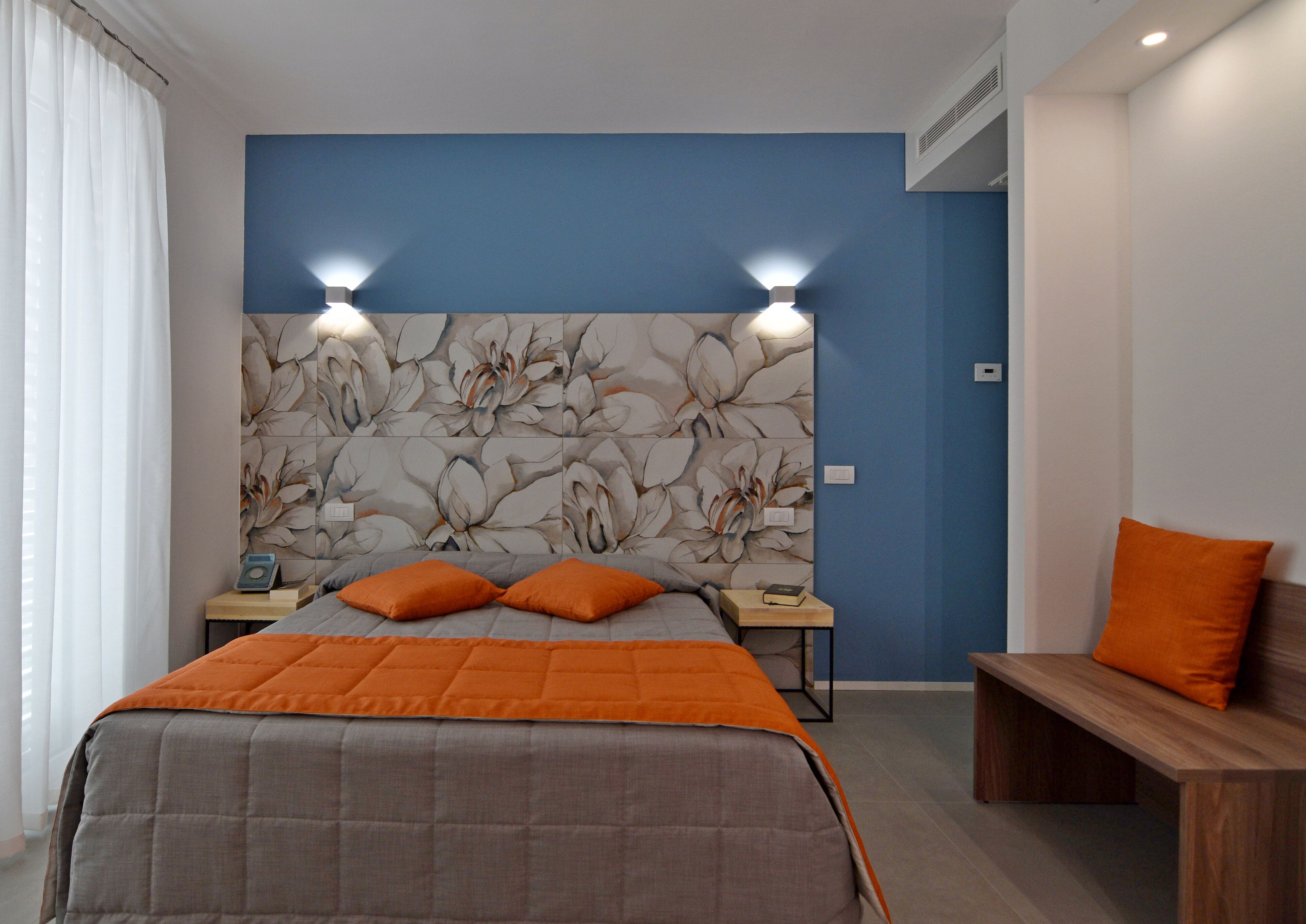 Suite in brand new private building a few meters from the sea and the center.