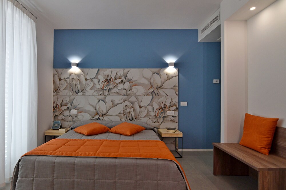 Suite in brand new private building a few meters from the sea and the center.