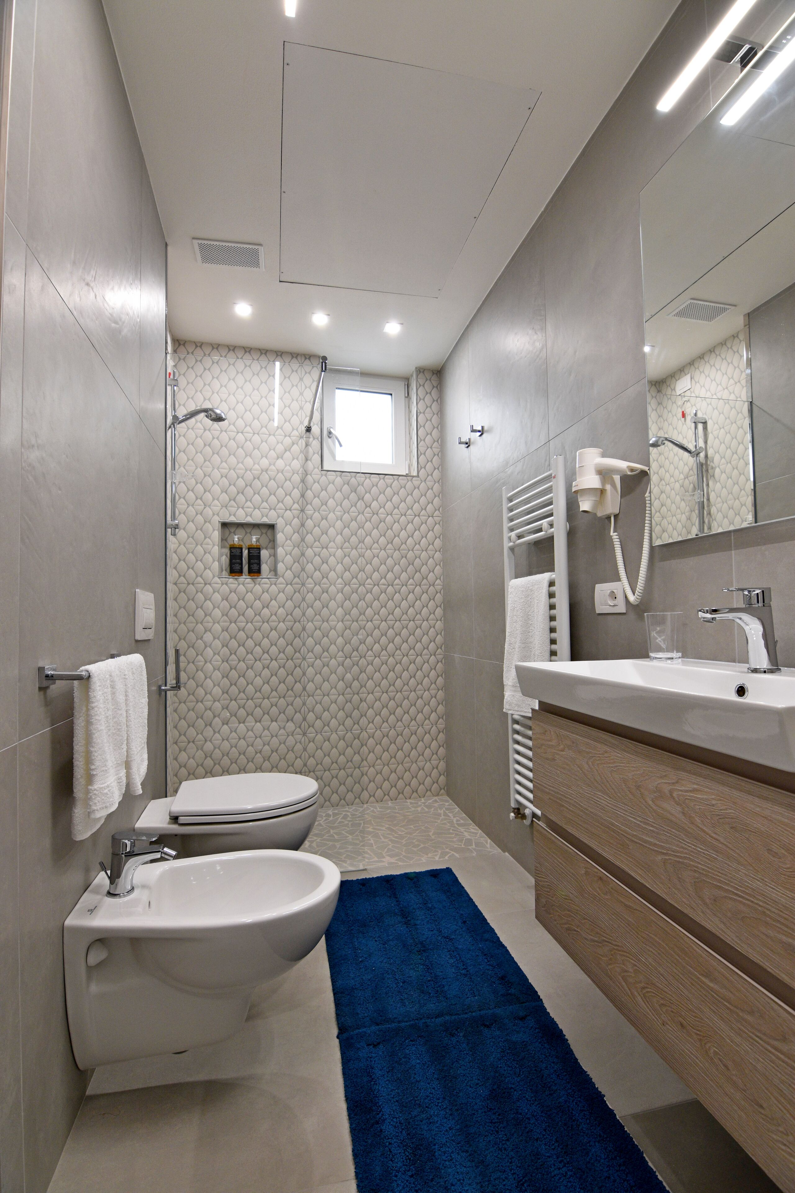 Suite in brand new private building a few meters from the sea and the center.