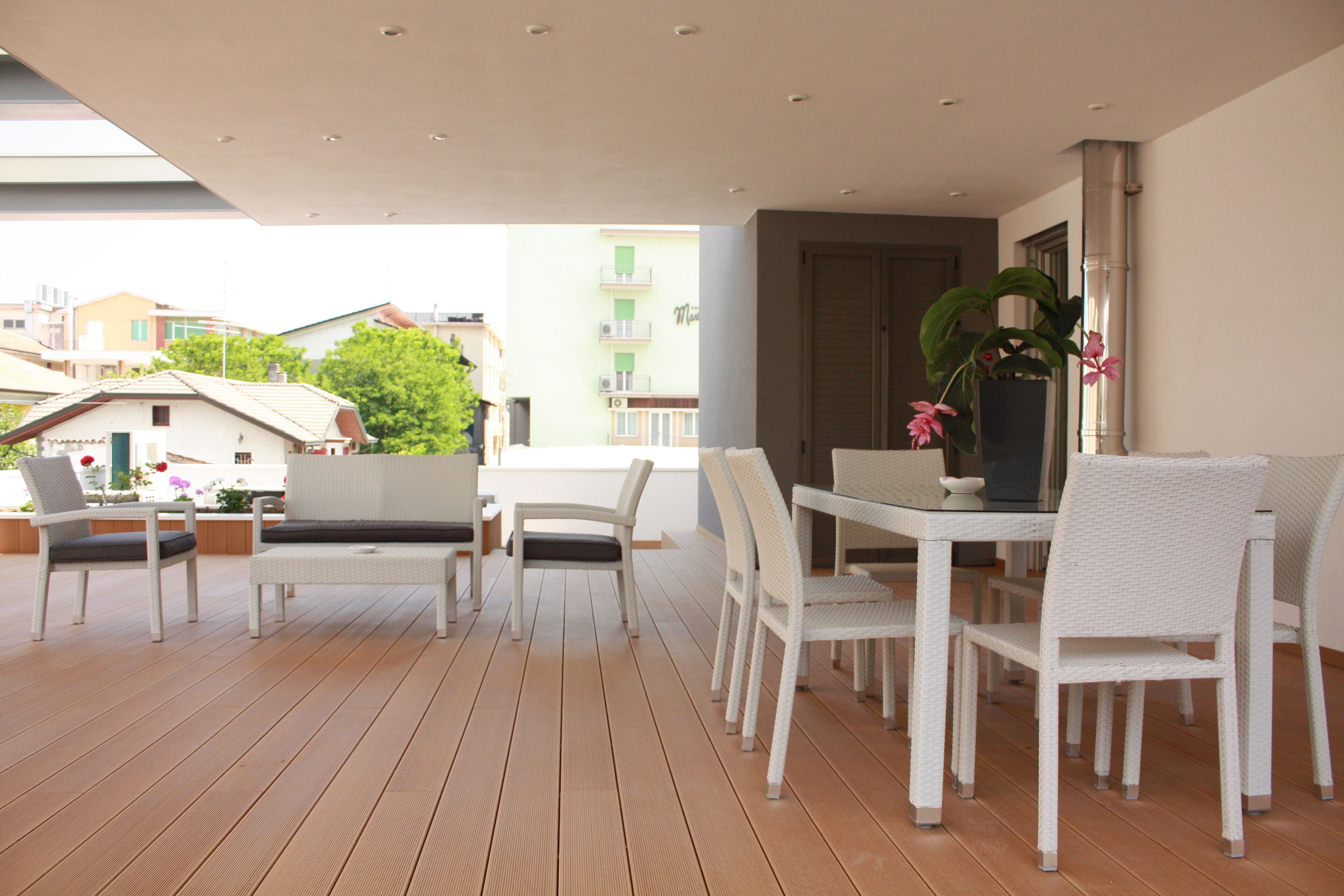 Suite in brand new private building a few meters from the sea and the center.