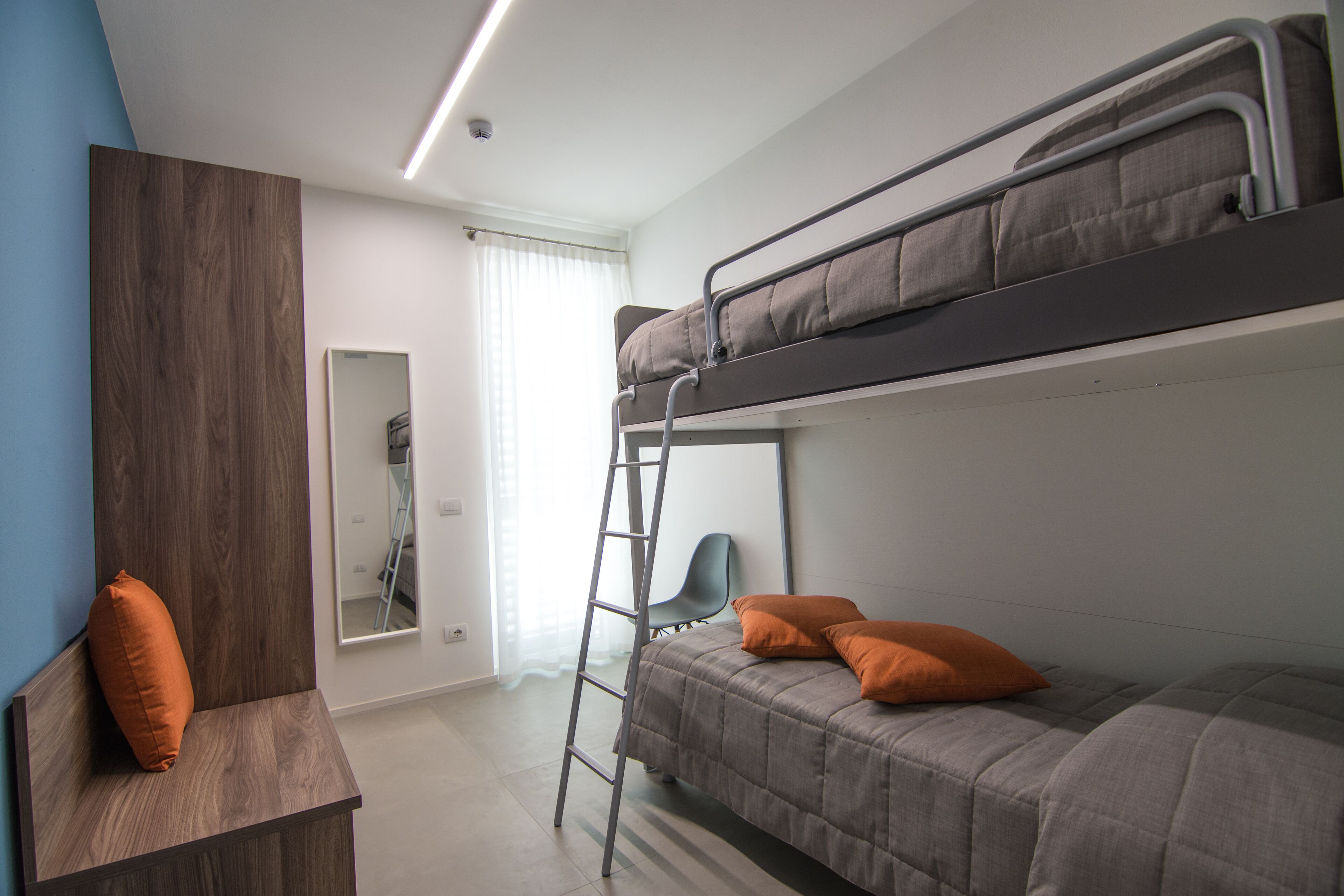 Suite in brand new private building a few meters from the sea and the center.