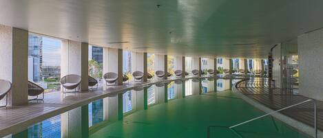 Een binnenzwembad, een verwarmd zwembad