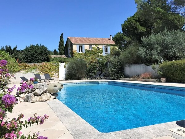 Piscina externa sazonal, espreguiçadeiras
