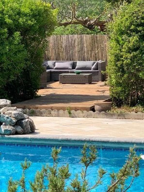 Piscina externa sazonal, espreguiçadeiras