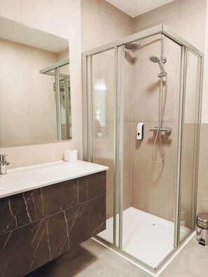 Family Studio Suite | Bathroom