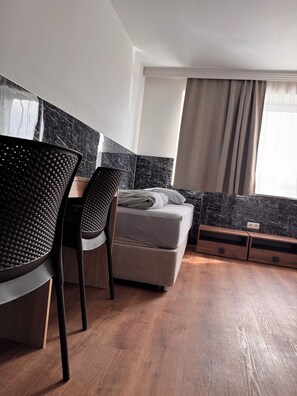 Basic Triple Room | Free WiFi, bed sheets - F Hotel 24h Check-In (Hoersching)