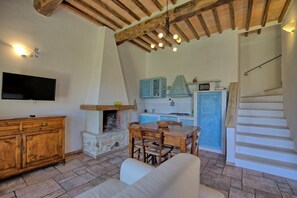TV, fireplace - Mulignone 13 - Apartment with pool (Molino D'elsa)