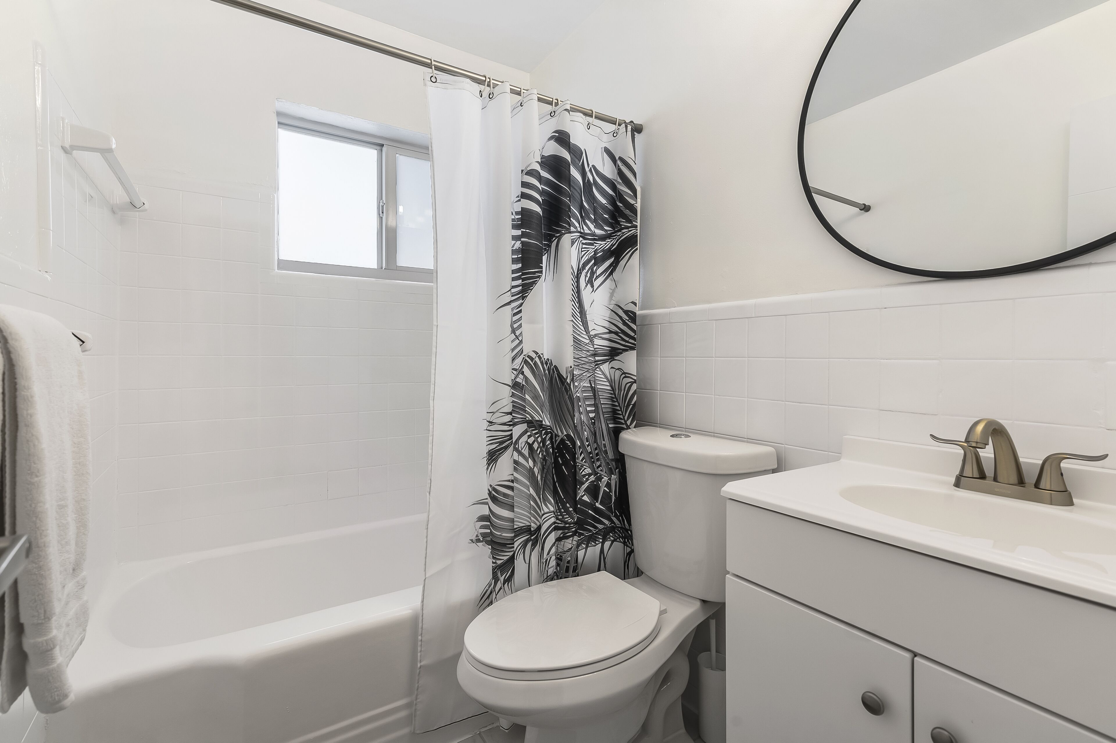 Une salle de bain avec une baignoire, des toilettes et un lavabo.