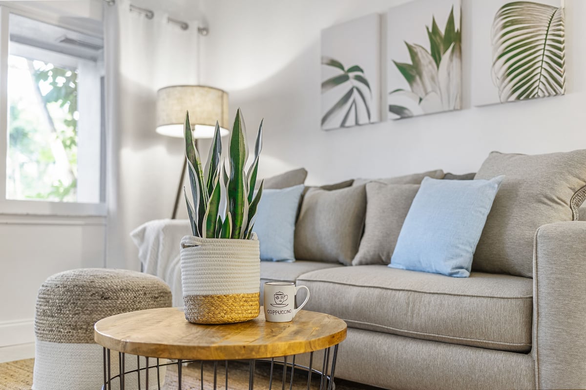 Premium-íbúð - 2 svefnherbergi - 2 baðherbergi (1718) | Stofa | 49-tommu flatskjársjónvarp með stafrænum rásum, snjallsjónvarp, Netflix.