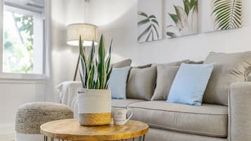 Premium Condo, 2 Bedrooms, 2 Bathrooms (1718) | Ruang tamu | 49 inci televisyen skrin rata dengan digital, TV Pintar, Netflix