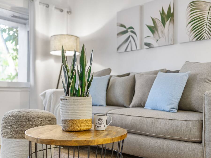 Premium-Apartment, 2 Schlafzimmer, 2 Bäder (1718) | Wohnzimmer | 49-Zoll-Flachbildfernseher mit Digitalempfang, Smart-TV, Netflix