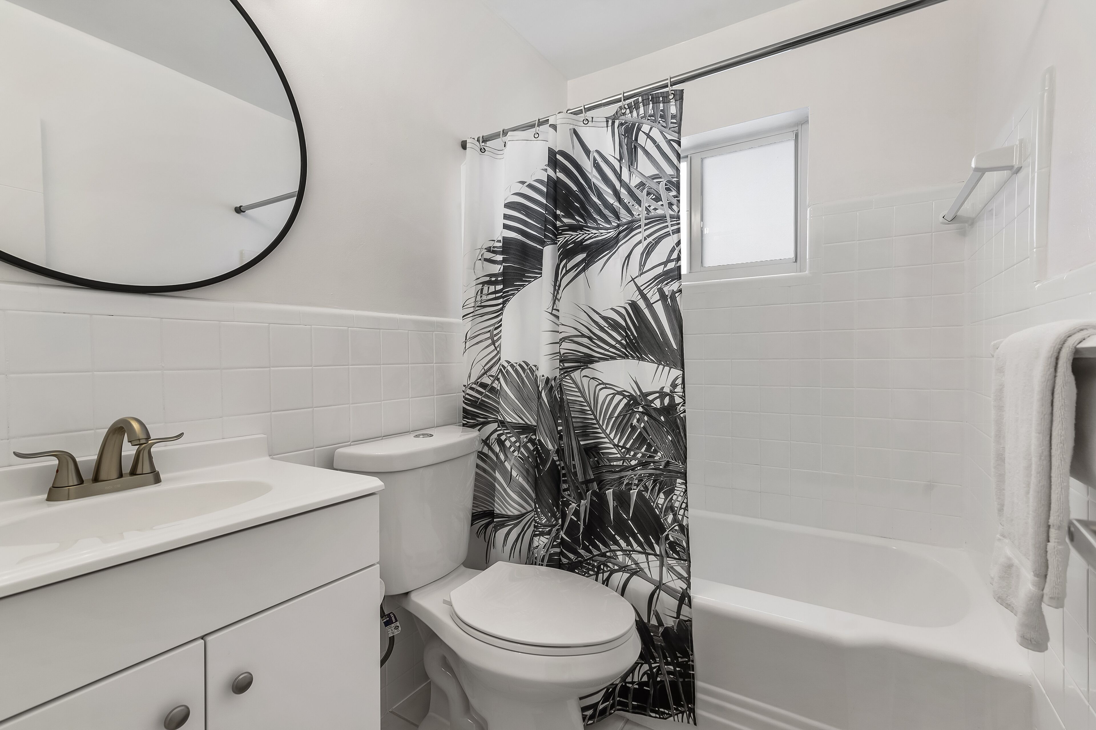 Apartamento Premium, 2 habitaciones, 2 baños (1716) | Baño | Ducha y bañera combinadas y cabezal de ducha tipo lluvia