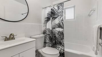 Premium Condo, 2 Bedrooms, 2 Bathrooms (1716) | Bilik Mandi | Gabungan pancuran/tab mandi, hulu semburan mandi hujan