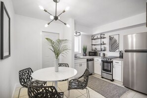 Premium-Apartment, 2 Schlafzimmer, 2 Bäder (1718) | Essbereich im Zimmer