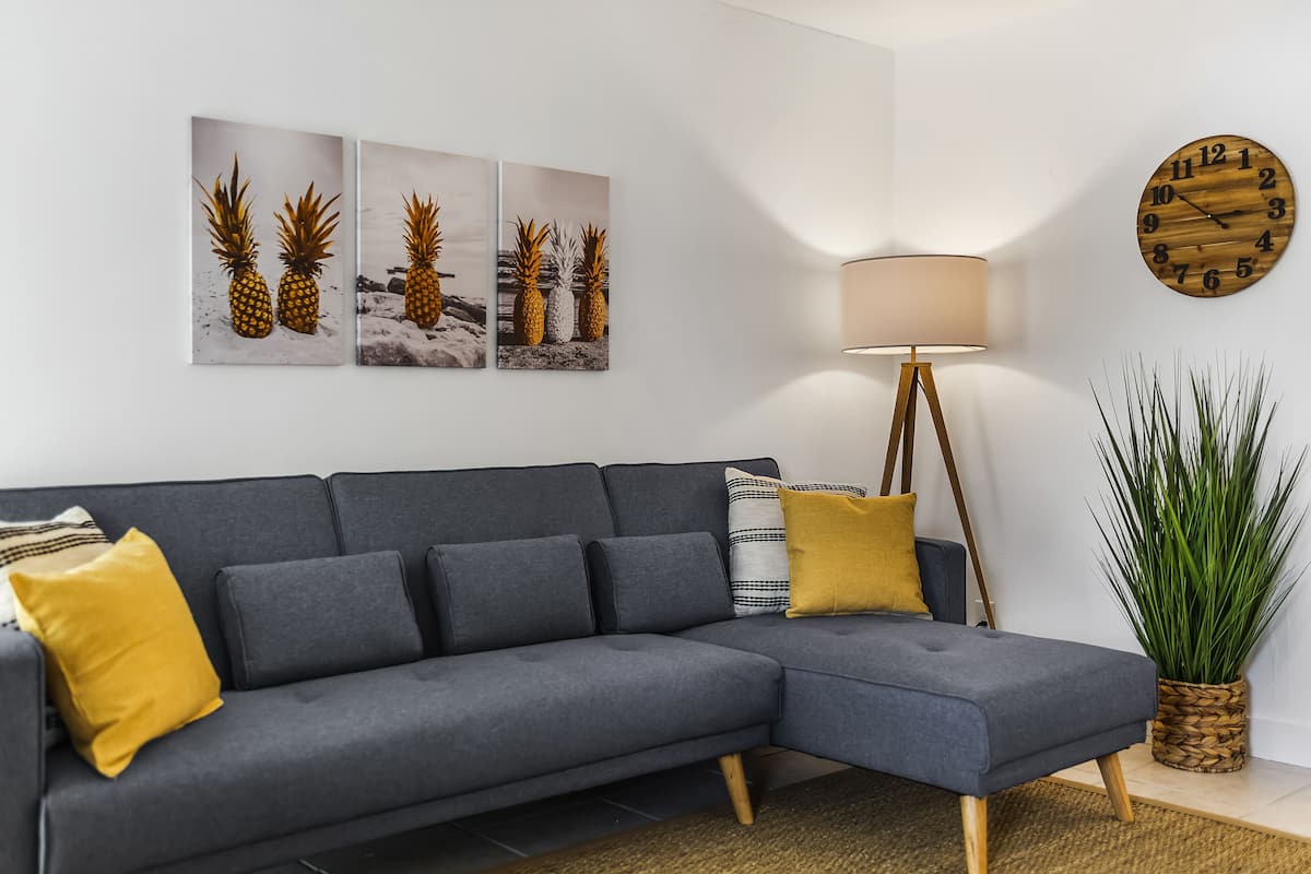 Premium-íbúð - 2 svefnherbergi - 2 baðherbergi (1716) | Stofa | 49-tommu flatskjársjónvarp með stafrænum rásum, snjallsjónvarp, Netflix.