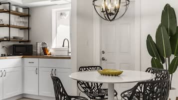 Premium Condo, 2 Bedrooms, 2 Bathrooms (1716) | In-room dining