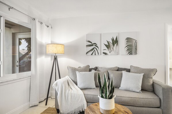 Condo Prestige, 2 chambres, 2 salles de bains (1718) | Salle de séjour | Téléviseur connecté, Netflix, services de diffusion en continu