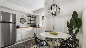 Appart'hôtel Premium, 2 chambres, 2 salles de bains (1716) | Cuisine privée | Grand réfrigérateur, micro-ondes, four, plaque de cuisson
