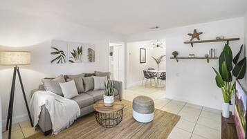 Apartamento Premium, 2 habitaciones, 2 baños (1718) | Zona de estar | Una Smart TV, Netflix, servicios de streaming