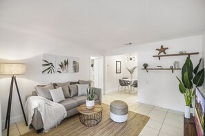 Condo Prestige, 2 chambres, 2 salles de bains (1718) | Aire de séjour | Téléviseur connecté, Netflix, services de diffusion en continu