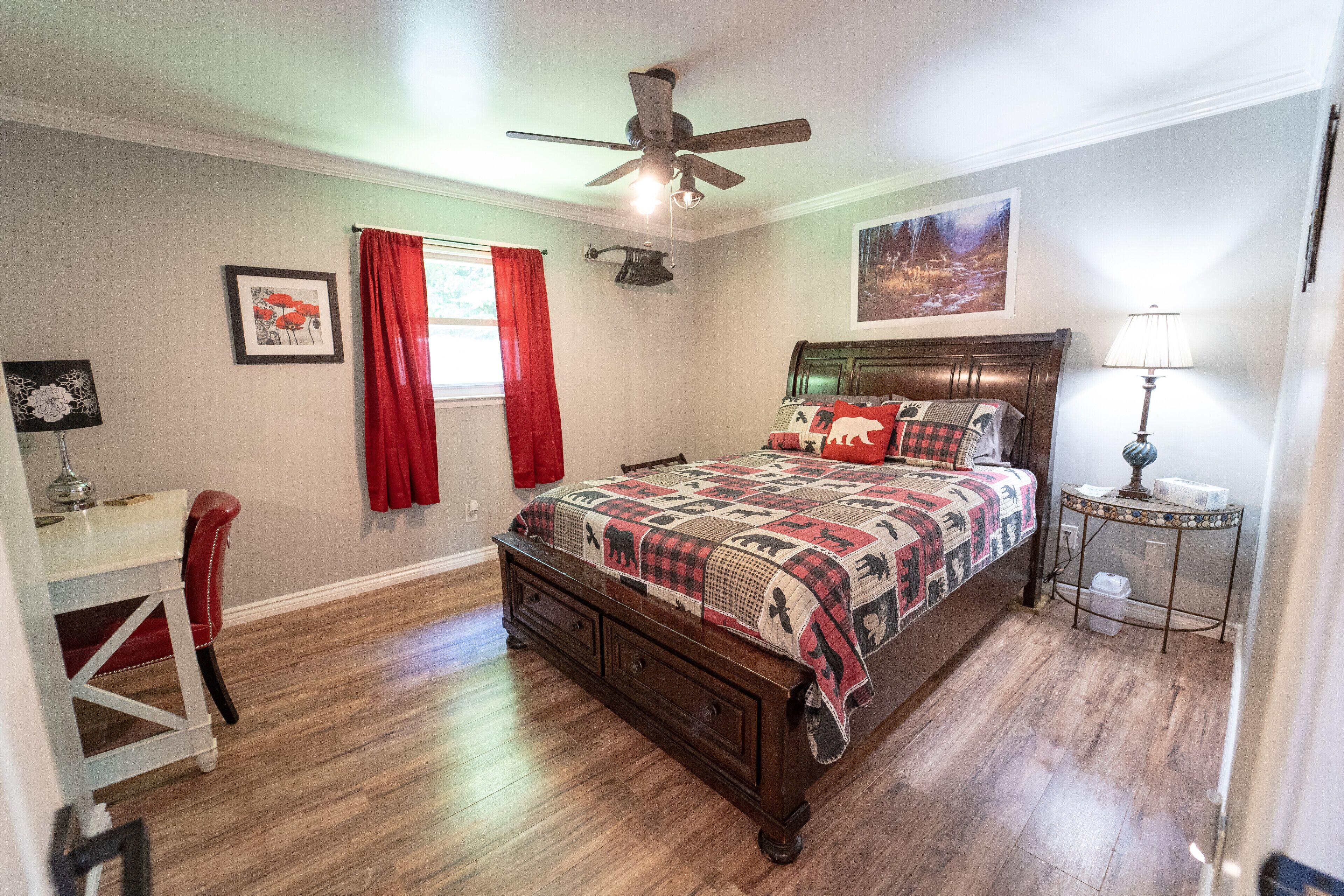 3 soveværelser, pengeskab på værelset, skrivebord, strygejern/strygebræt