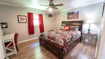 3 bedrooms, in-room safe, desk, iron/ironing board