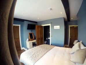 Habitación doble (River View) | Tabla de planchar con plancha, wifi gratis, ropa de cama