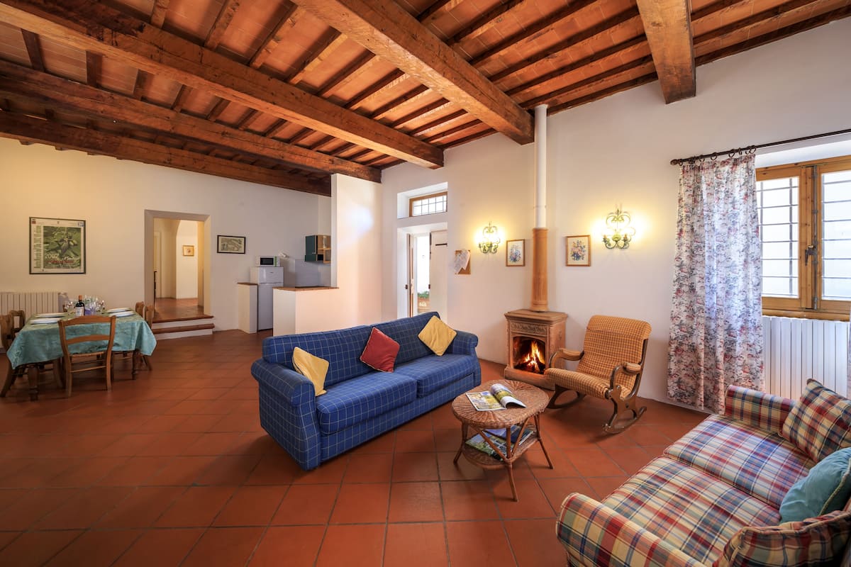 Apartment, 2 Bedrooms, Accessible | Living room | 21-inch flat-screen TV with cable channels, TV