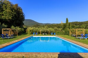 Seasonal outdoor pool, open 8:00 AM to 7:00 PM, free pool cabanas - Agriturismo Fattoria di Sommaia (Calenzano)