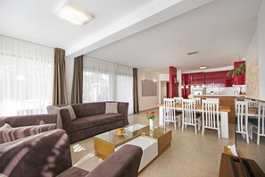 Fernseher, Kamin, DVD-Player, Tischfußball